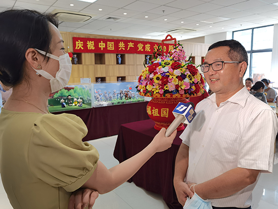 红色主题课程资源大型钩织作品花篮向二十大献礼.jpg